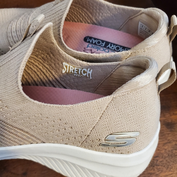 Skechers Light Beige Slip-On Sneakers, Size 9M - Picture 4 of 6